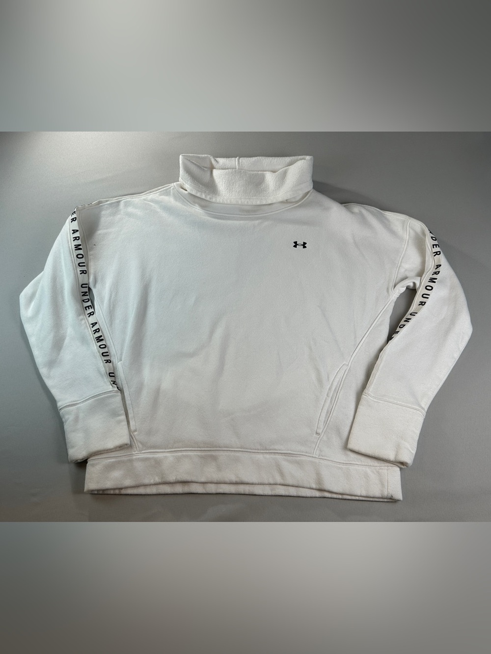 Under Armour Women’s Crop Sweatshirt Medium White Turtleneck Pullover Logo Arm